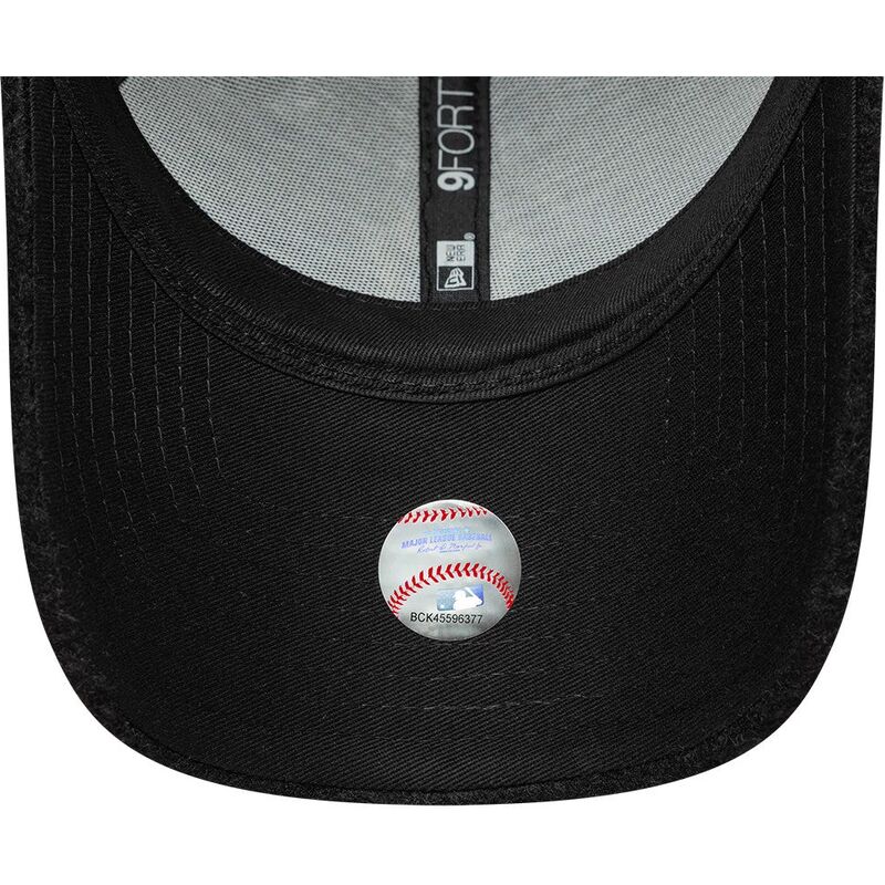 shapka-izvita-cherna-snapbek-9forty-winter-borg-na-new-york-yankees-mlb-ot-new-era