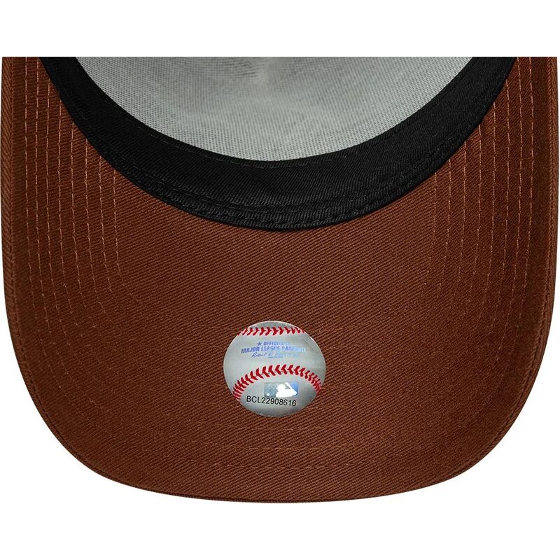 shapka-izvita-traker-kafyav-snapbek-e-frame-outline-na-new-york-yankees-mlb-ot-new-era
