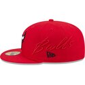 shapka-ploska-chervena-prilepnala-59fifty-side-script-na-chicago-bulls-nba-ot-new-era