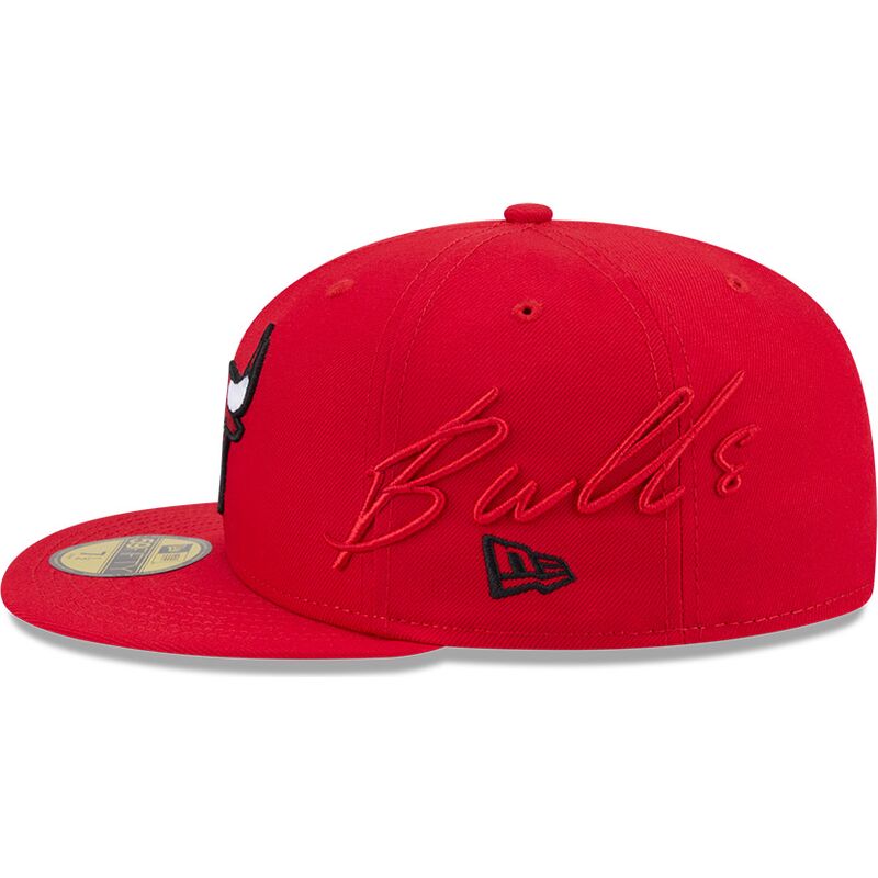 shapka-ploska-chervena-prilepnala-59fifty-side-script-na-chicago-bulls-nba-ot-new-era