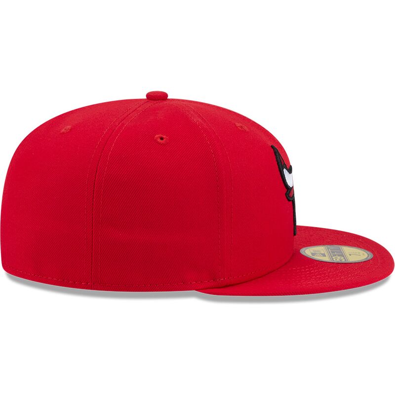 shapka-ploska-chervena-prilepnala-59fifty-side-script-na-chicago-bulls-nba-ot-new-era