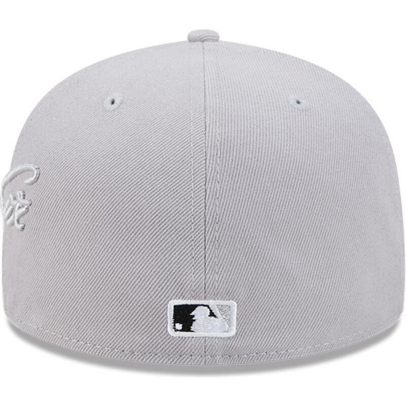 shapka-ploska-siv-prilepnala-59fifty-side-script-na-chicago-white-sox-mlb-ot-new-era
