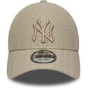 shapka-izvita-bezhov-reguliruem-9forty-pu-weave-na-new-york-yankees-mlb-ot-new-era