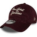 shapka-izvita-chervena-reguliruem-9twenty-a-frame-cord-script-na-new-york-yankees-mlb-ot-new-era