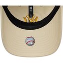shapka-izvita-bezhov-reguliruem-dorado-9twenty-league-essential-na-new-york-yankees-mlb-ot-new-era