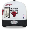 shapka-izvita-traker-byala-snapbek-hardwood-classics-9fifty-a-frame-precurved-na-chicago-bulls-nba-ot-new-era