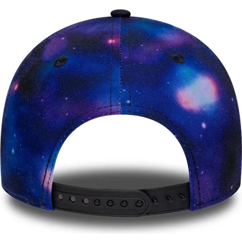 shapka-izvita-mnogocveten-snapbek-za-deca-9forty-all-over-print-space-na-new-york-yankees-mlb-ot-new-era