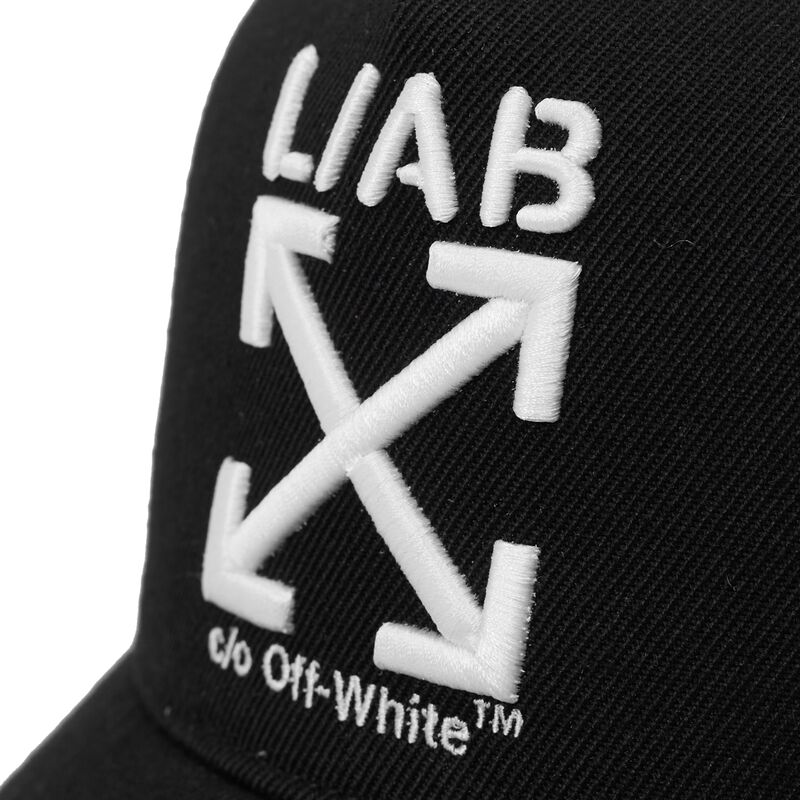 shapka-izvita-traker-cherna-snapbek-clamp-arrows-ot-l-ab-c-o-off-white