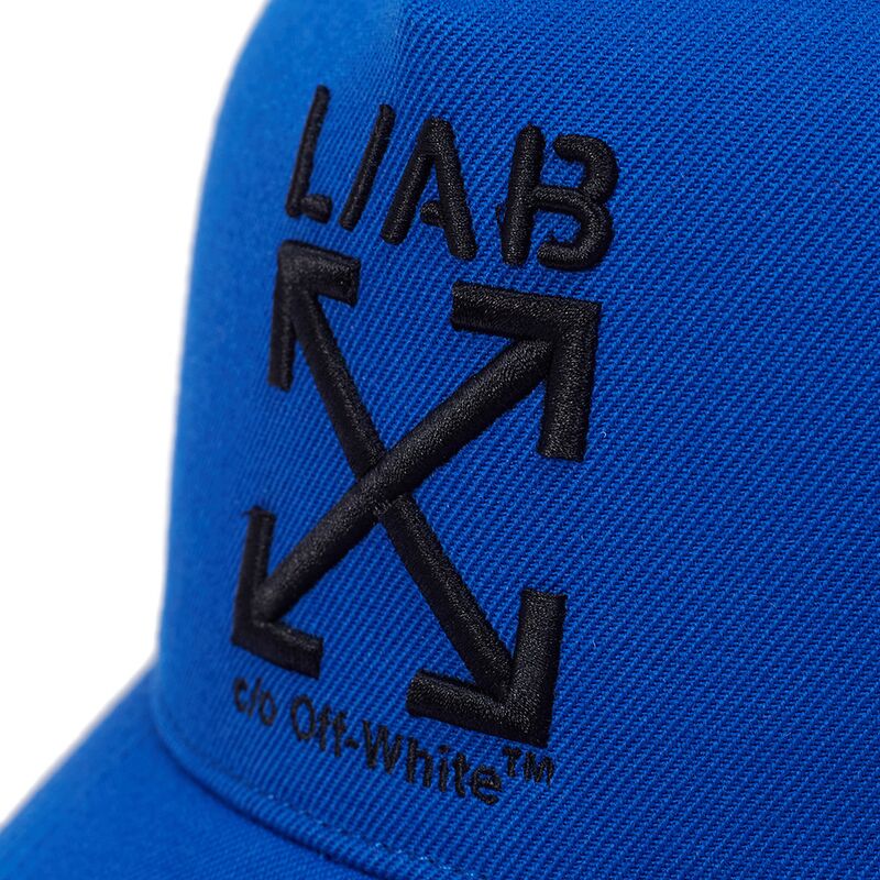 shapka-izvita-traker-sinya-snapbek-clamp-arrows-ot-l-ab-c-o-off-white
