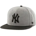 shapka-ploska-siv-snapbek-na-new-york-yankees-mlb-ot-47-brand