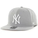 shapka-ploska-siv-snapbek-tejido-vaquero-na-new-york-yankees-mlb-ot-47-brand