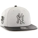 shapka-ploska-siv-snapbek-lateral-na-new-york-yankees-mlb-ot-47-brand