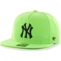 shapka-ploska-zelena-snapbek-na-new-york-yankees-mlb-ot-47-brand
