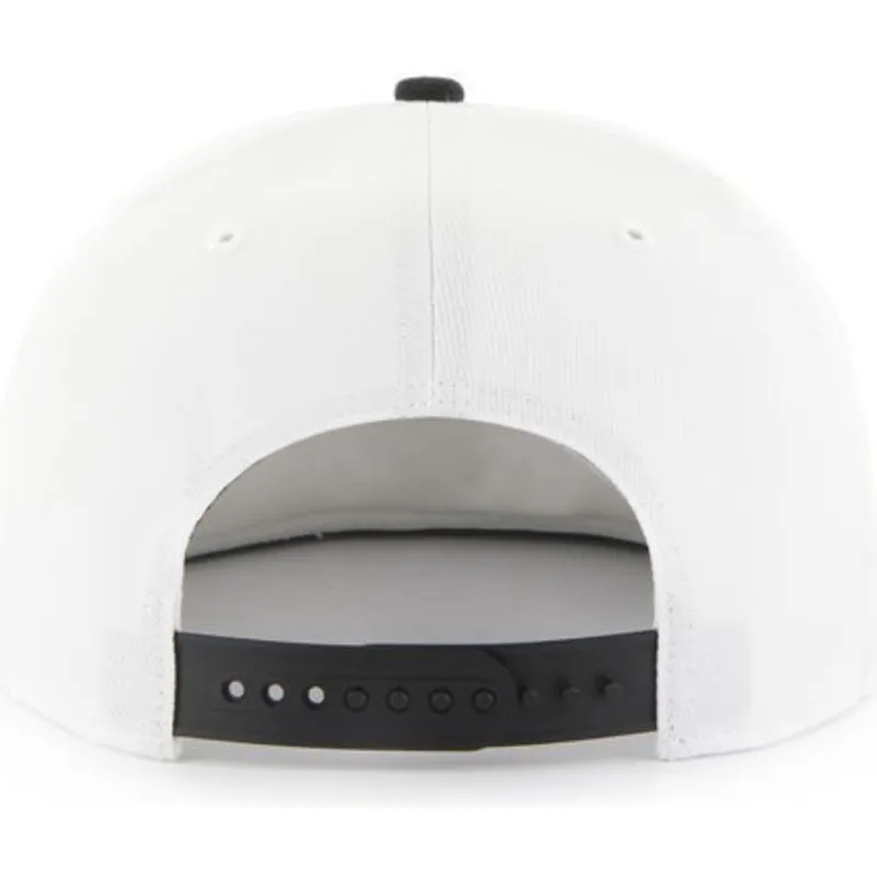 shapka-ploska-byala-snapbek-lateral-na-chicago-white-sox-mlb-ot-47-brand