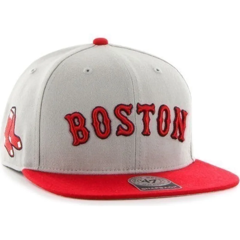 shapka-ploska-siv-snapbek-lateral-na-boston-red-sox-mlb-ot-47-brand shapka-ploska-siv-snapbek-lateral-na-boston-red-sox-mlb-ot-47-brand