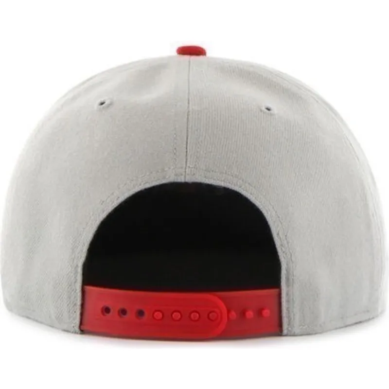 shapka-ploska-siv-snapbek-lateral-na-boston-red-sox-mlb-ot-47-brand shapka-ploska-siv-snapbek-lateral-na-boston-red-sox-mlb-ot-47-brand
