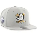 shapka-ploska-siv-snapbek-na-anaheim-ducks-nhl-ot-47-brand