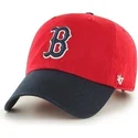 rote-kappe-mit-gebogenem-schirm-schwarzem-visier-und-mlb-boston-red-sox-logo-von-47-brand