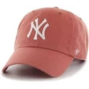shapka-s-izvita-kozirka-chervena-s-golyamo-predno-logo-na-mlb-new-york-yankees-ot-47-brand