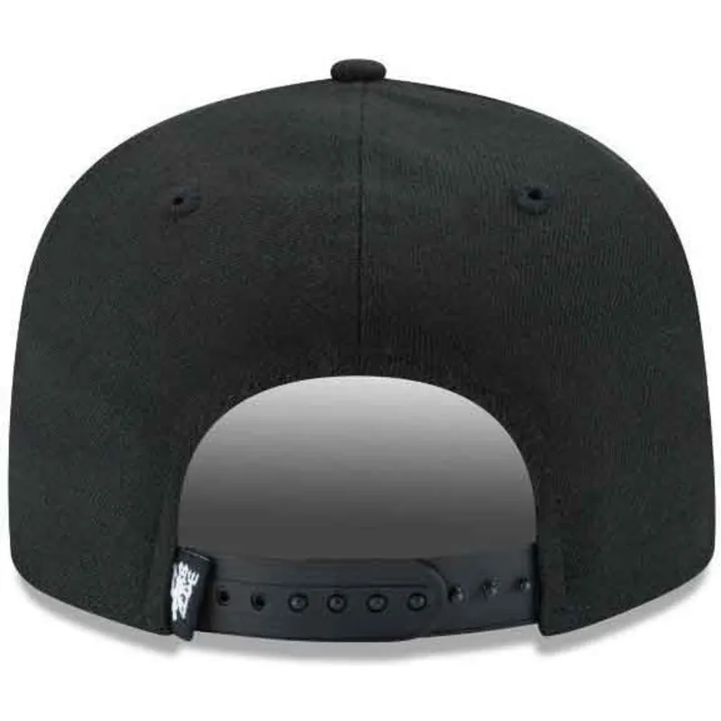 shapka-ploska-cherna-snapbek-9fifty-black-on-black-na-manchester-united-football-club-premier-league-ot-new-era